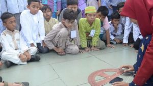 Siswa SD Muhammadiyah 6 Gadung Belajar Tentukan Arah Kiblat