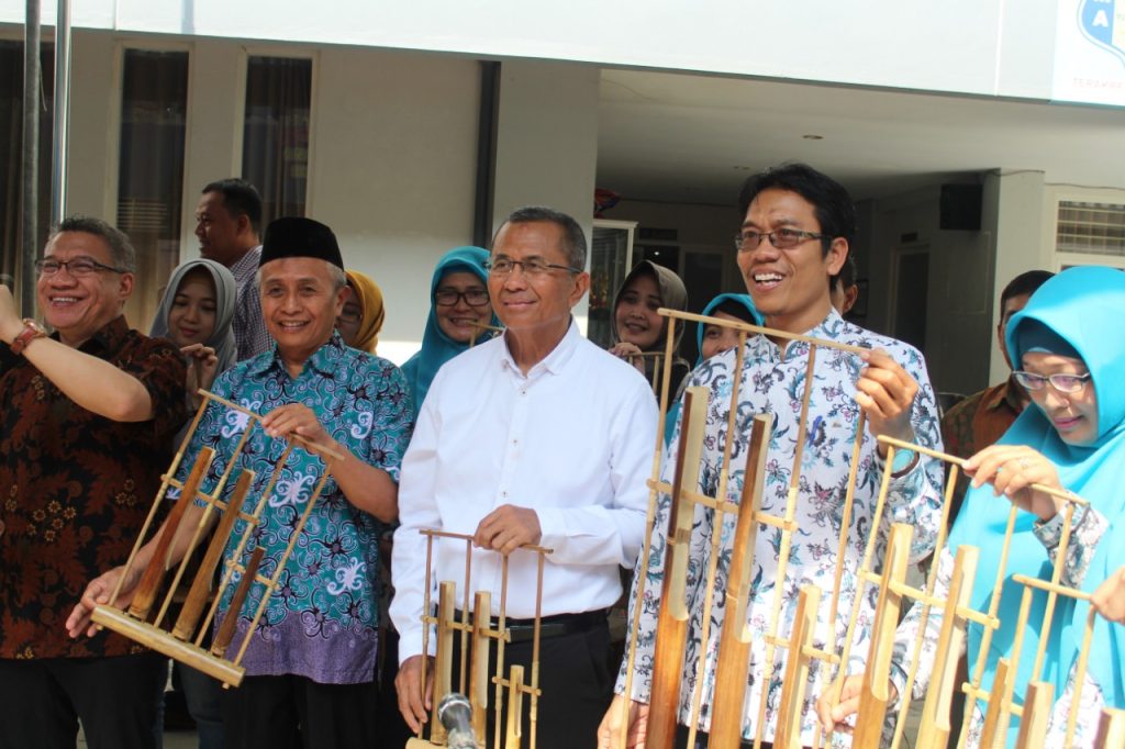 Mantan Menteri BUMN Nikmati Alunan Angklung