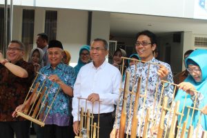 Mantan Menteri BUMN Nikmati Alunan Angklung