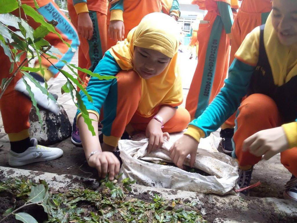 Hari Gerakan 1 Juta Pohon, Para Siswa Menanam Tanaman Toga