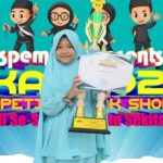 Foto Shofiyyah Putri Memegang Tropy dan sertifikat