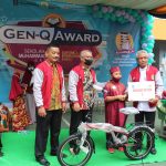 Foto dari pimpinan dikdasmen kiri Jasman, Lukman, Siswa Raditya dan juari