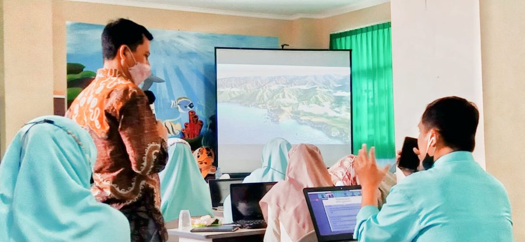 BERCENGKRAMA DENGAN MEDIA