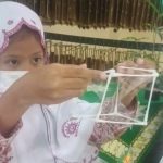 Sayyida Kanza Nur Nafisah menunjukkan kubus button bud yang memancarkan cahaya (Sumber Foto Chatarina Lestari)