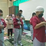 Husein El Sakha Yulianto saat memimpin pembiasaan shalat Dhuha Kelas IA SD Musix (Foto Farid Hakim)