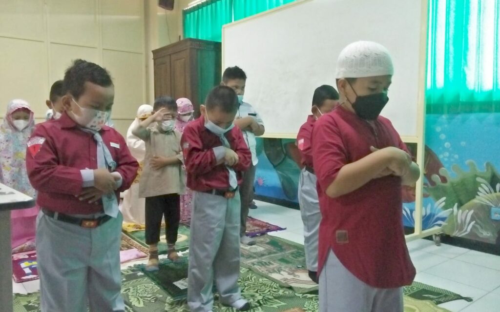 Pembiasaan Shalat Dhuha dan Murajaah Awali KBM di SD Musix