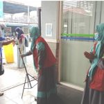 Pengecekan suhu sebelum masum kelas di SD Musix Surabaya (Sapto Gunawan/PWMU.CO)