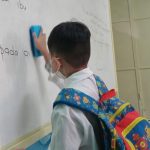 Gilang Langit Airlangga saat menghapus papan tulis. Mengejutkan, Kepedulian Siswa Kelas Satu SD Musix Ini (Foto Chatarina Lestari)