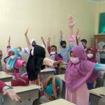 Navynda (kiri) sedangMemperagakan sudut diikuti seluruh siswa. (Foto Puspitawati)
