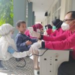 Pemeriksaan kesehatan sebelum disuntik vaksin Covid-19 (Foto Munahar)