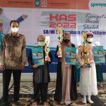 Raditya (3 dari kanan). Nuzula Sakinah (2 dari kanan) saat menerima hadiah (Puspitawati/PWMU.CO)