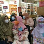 Siswa SD Musix didampingi guru sedang menunggu giliran tampil