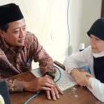 Foto Ustad Darmaji sedang mendengarkan setoran Hafalan dengan Siswi kelas 6 mendengarkan