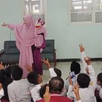 Siswa SD Musik sedang asyik mendengarkan dongeng dari Puput Yulianti SPsi SPd pendongeng nasional. Dongeng Saudagar Kaya yang Sakit Awali KBM SD Musix (Basirun/PWMU.CO)