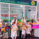 Foto Pemenang Poster didampingi ketua panitia ustdz. Sapto