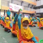 Foto siswa kelas 2 sedang lomba estafet bola keranjang