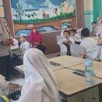 Foto Bapak Iptu Dodik Isnanda Bersama Siswa Kelas 4 ICP