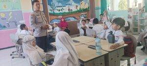 Foto Bapak Iptu Dodik Isnanda Bersama Siswa Kelas 4 ICP