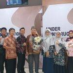 Foto Ustdz Ali S. Ag Dan Ustadzah Evi Firdaini S. SoS Diantar Ke Bandara Bersama Keluarga Dan Kerabatnya