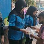 Foto Siswa SD Musix Memberikan Bingkisan Kue Office Boy
