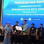 Ust. Warno, S.Sy., Tenaga Kependidikan SD Muhammadiyah 6 saat menerima sertifikat dari PDM Kota Surabaya